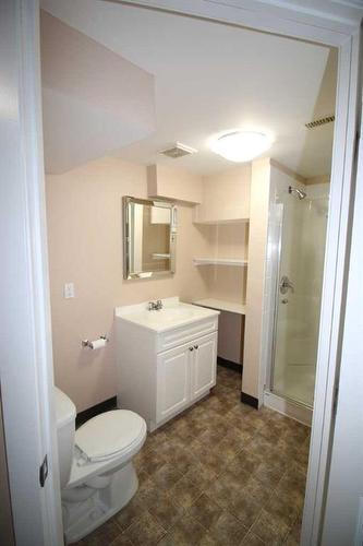 1302 11 Avenue Se, Calgary, AB - Indoor Photo Showing Bathroom
