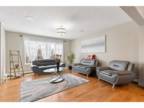 5039 Norris Road Nw, Calgary, AB - Indoor Photo Showing Living Room