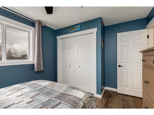 781 Cimarron Close, Okotoks, AB - Indoor Photo Showing Bedroom