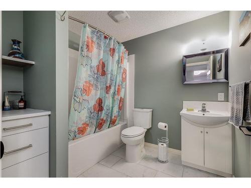 781 Cimarron Close, Okotoks, AB - Indoor Photo Showing Bathroom