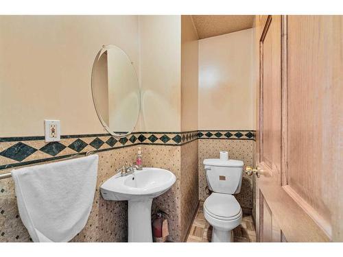 5220 19 Avenue Nw, Calgary, AB - Indoor Photo Showing Bathroom