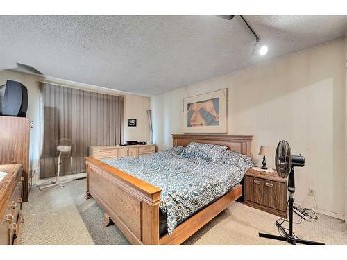 5220 19 Avenue Nw, Calgary, AB - Indoor Photo Showing Bedroom