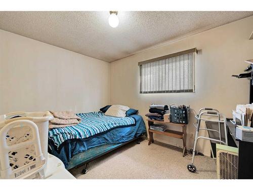 5220 19 Avenue Nw, Calgary, AB - Indoor Photo Showing Bedroom
