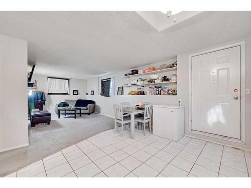 5220 19 Avenue Nw, Calgary, AB - Indoor Photo Showing Other Room