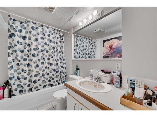 5220 19 Avenue Nw, Calgary, AB - Indoor Photo Showing Bathroom
