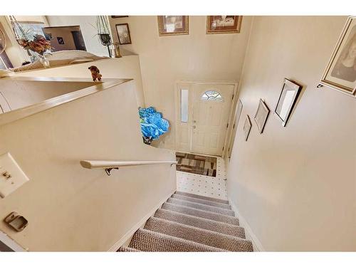 5220 19 Avenue Nw, Calgary, AB - Indoor Photo Showing Other Room