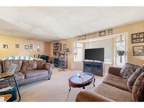 5220 19 Avenue Nw, Calgary, AB - Indoor Photo Showing Living Room