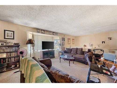 5220 19 Avenue Nw, Calgary, AB - Indoor Photo Showing Living Room