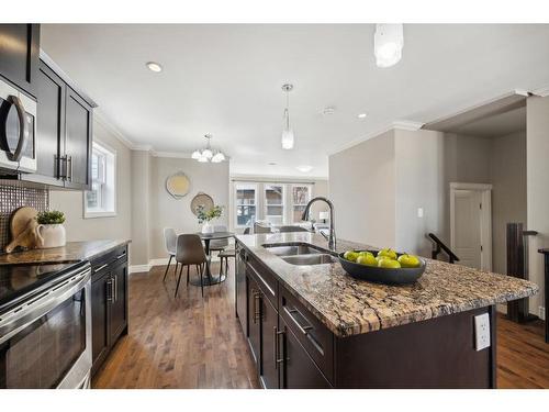419 34 Avenue Ne, Calgary, AB - Indoor Photo Showing Kitchen With Double Sink With Upgraded Kitchen