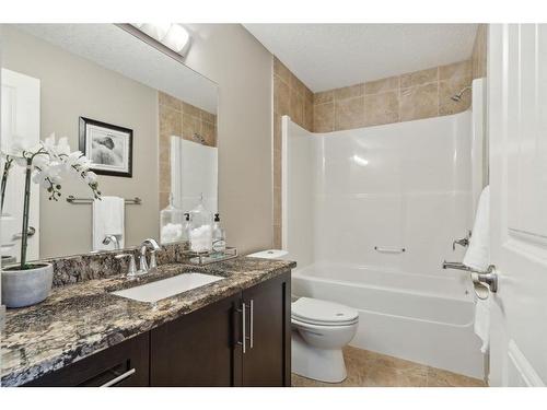 419 34 Avenue Ne, Calgary, AB - Indoor Photo Showing Bathroom