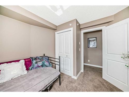1417-625 Glenbow Drive, Cochrane, AB - Indoor Photo Showing Bedroom