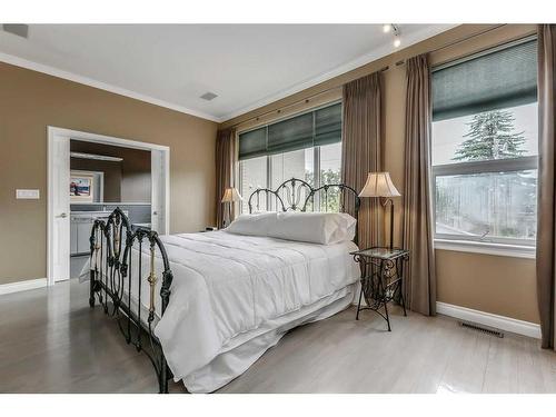 1-912 Memorial Drive Nw, Calgary, AB - Indoor Photo Showing Bedroom