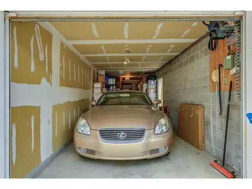 1-912 Memorial Drive Nw, Calgary, AB - Indoor Photo Showing Garage
