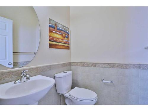 78 Royal Ridge Mount Nw, Calgary, AB - Indoor Photo Showing Bathroom