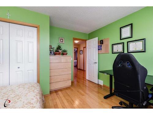 77 Rockbluff Place Nw, Calgary, AB - Indoor Photo Showing Bedroom