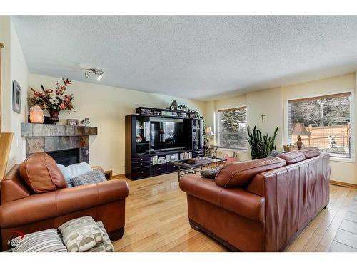 77 Rockbluff Place Nw, Calgary, AB - Indoor Photo Showing Living Room