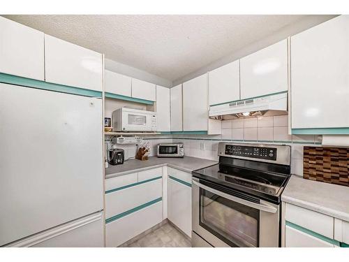 1603 St Andrews Place Nw, Calgary, AB - Indoor Photo Showing Kitchen