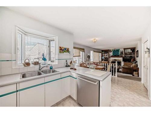 1603 St Andrews Place Nw, Calgary, AB - Indoor Photo Showing Kitchen With Double Sink