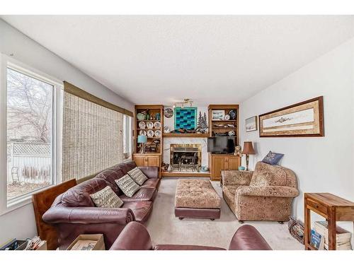 1603 St Andrews Place Nw, Calgary, AB - Indoor Photo Showing Living Room With Fireplace