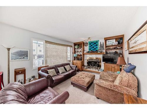 1603 St Andrews Place Nw, Calgary, AB - Indoor Photo Showing Living Room With Fireplace