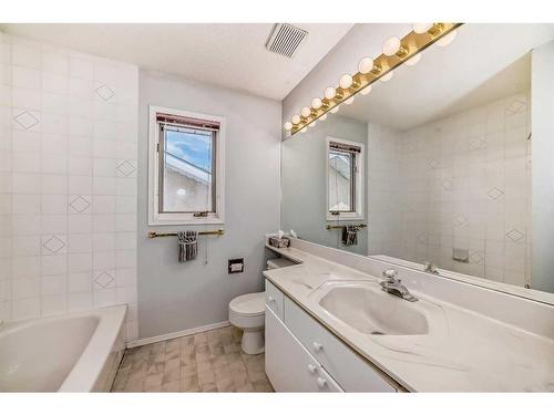 1603 St Andrews Place Nw, Calgary, AB - Indoor Photo Showing Bathroom