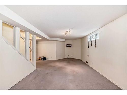 1603 St Andrews Place Nw, Calgary, AB - Indoor Photo Showing Other Room