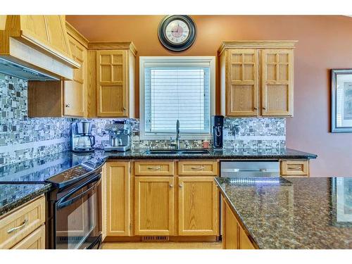32 Sunmeadows Place Se, Calgary, AB - Indoor Photo Showing Kitchen