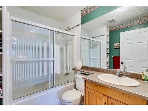 32 Sunmeadows Place Se, Calgary, AB - Indoor Photo Showing Bathroom