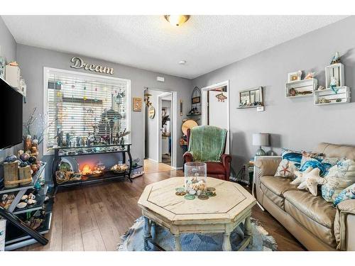1238 Osler Street, Carstairs, AB - Indoor Photo Showing Living Room