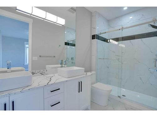 414 30 Avenue Ne, Calgary, AB - Indoor Photo Showing Bathroom