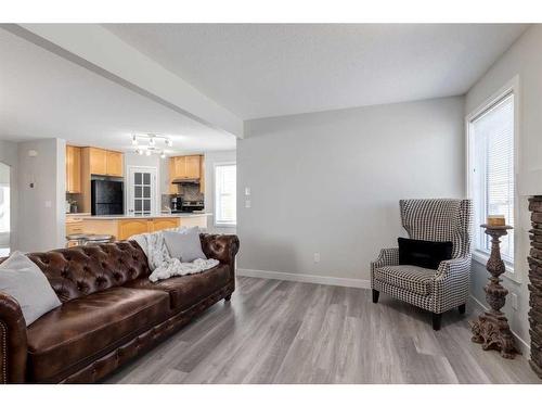 78 Everoak Gardens Sw, Calgary, AB - Indoor Photo Showing Living Room