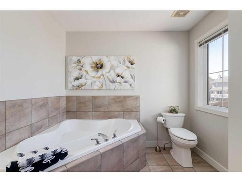 78 Everoak Gardens Sw, Calgary, AB - Indoor Photo Showing Bathroom