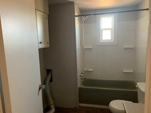 1233 Downie Street, Carstairs, AB - Indoor Photo Showing Bathroom