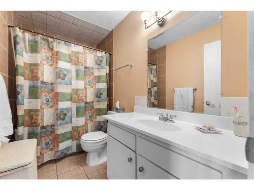 770 Ranchview Circle Nw, Calgary, AB - Indoor Photo Showing Bathroom