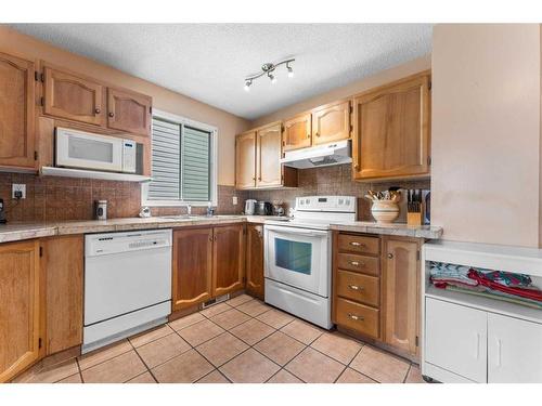 770 Ranchview Circle Nw, Calgary, AB - Indoor Photo Showing Kitchen