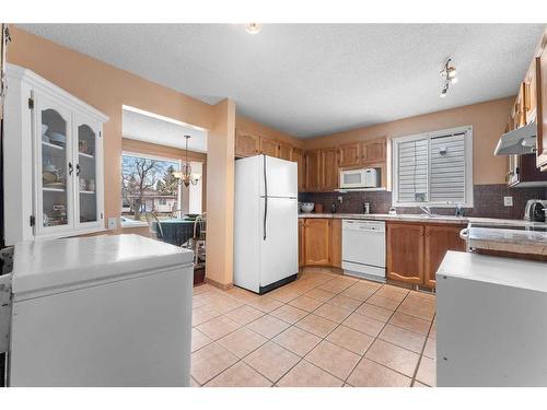 770 Ranchview Circle Nw, Calgary, AB - Indoor Photo Showing Kitchen
