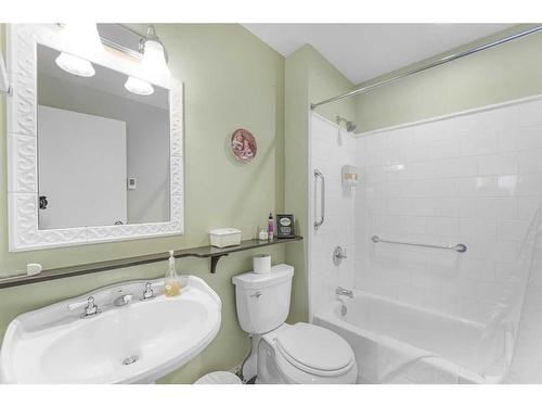 111 Severn Avenue, Rosebud, AB - Indoor Photo Showing Bathroom