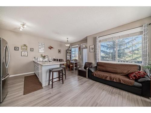 98 Everridge Gardens Sw, Calgary, AB - Indoor Photo Showing Living Room