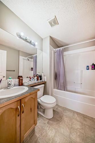 98 Everridge Gardens Sw, Calgary, AB - Indoor Photo Showing Bathroom