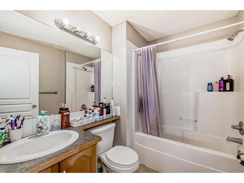 98 Everridge Gardens Sw, Calgary, AB - Indoor Photo Showing Bathroom