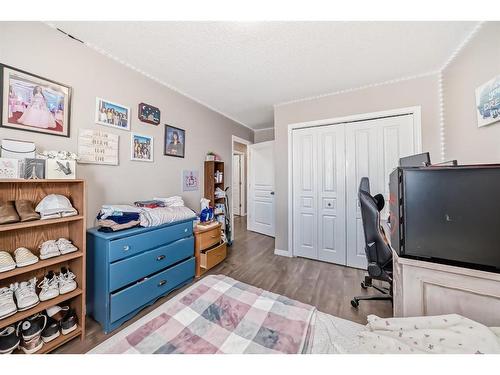98 Everridge Gardens Sw, Calgary, AB - Indoor Photo Showing Bedroom