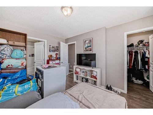98 Everridge Gardens Sw, Calgary, AB - Indoor Photo Showing Bedroom