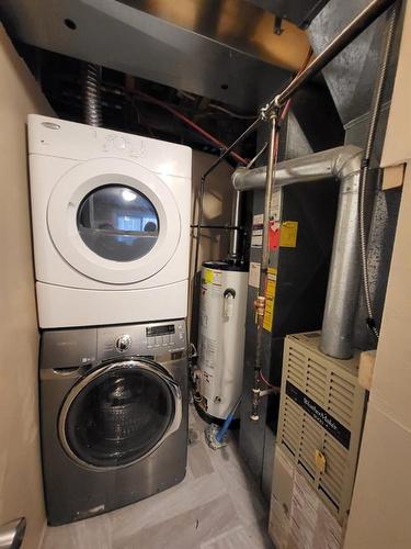 202 Saratoga Close Ne, Calgary, AB - Indoor Photo Showing Laundry Room