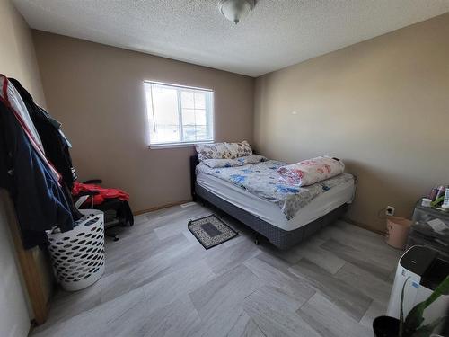 202 Saratoga Close Ne, Calgary, AB - Indoor Photo Showing Bedroom