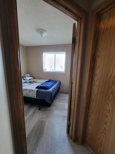 202 Saratoga Close Ne, Calgary, AB - Indoor Photo Showing Bedroom