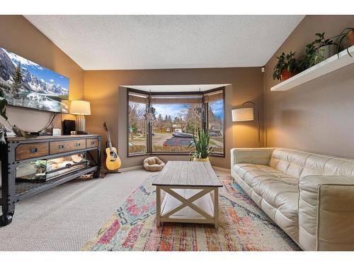 259 Sandstone Road Nw, Calgary, AB - Indoor Photo Showing Living Room