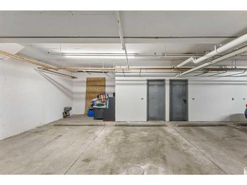 1-517 5 Street Ne, Calgary, AB - Indoor Photo Showing Garage