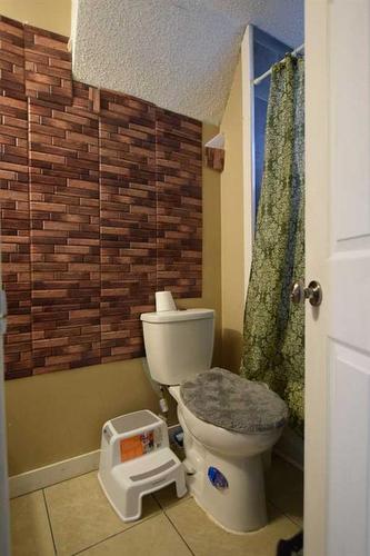 103 Applewood Drive Se, Calgary, AB - Indoor Photo Showing Bathroom