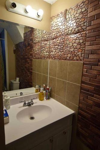 103 Applewood Drive Se, Calgary, AB - Indoor Photo Showing Bathroom