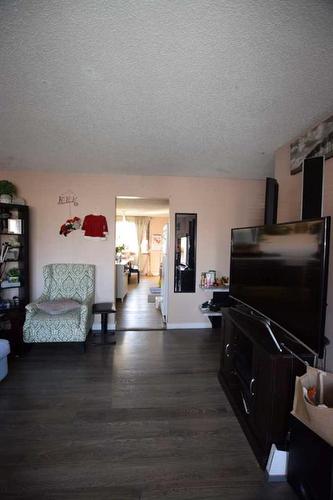 103 Applewood Drive Se, Calgary, AB - Indoor Photo Showing Living Room